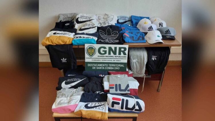 Em Santa Comba Dão: Roupas e acessórios contrafeitos apreendidos em feira semanal